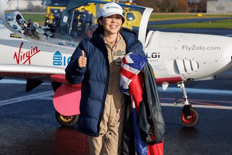 英国19岁飞行员少女昨日完成单人环球飞行壮举,打破世界纪录