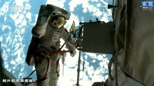 视频丨两名航天员在太空中互拍 聂海胜的背景是蓝色地球