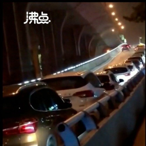 郑州暴雨预警高架停满私家车