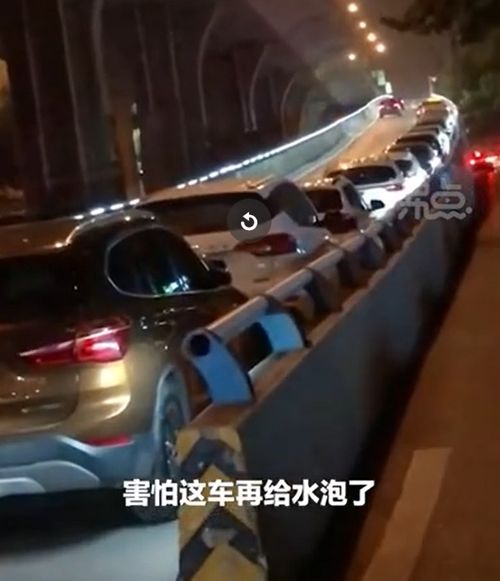 郑州又发暴雨预警,高架上停满了车,市民 心里有阴影,交警 存在安全隐患