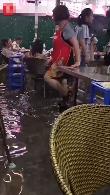 四川暴雨食客积水中淡定吃饭,谈笑风生 网友傻眼 不怕触电吗 