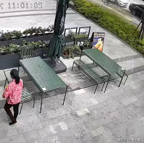 湖北武汉 大妈2天跑8趟偷了餐厅14把椅子,最后被工作人员抓现行