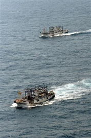 日媒称钓岛外海现数艘外国渔船 船身有中文 