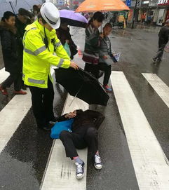 62岁婆婆雨中过斑马线被撞,宜宾交警跪在地上做了这件事... 