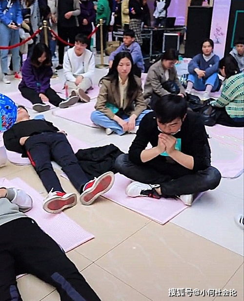 河南某商场举办发呆比赛,100多人争当 呆神 ,有人现场睡着了