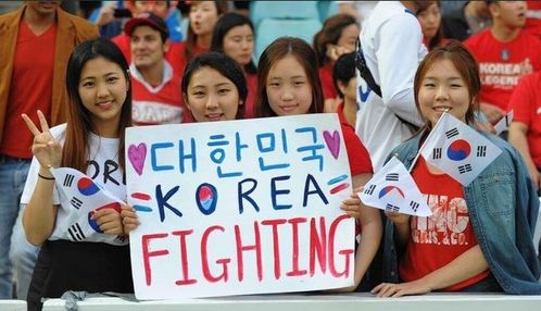 韩国输不起了 韩媒挑刺中国球迷 喊得太大声了,违反防疫规定