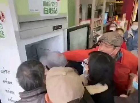上海肯德基食物银行遭哄抢,网友 素质挺高,冰箱还在