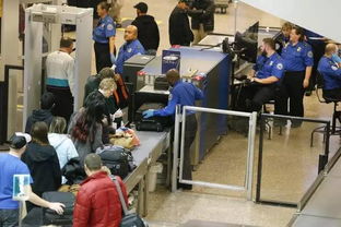 美国机场安检新规 比手机大的电子产品全部需要拿出来单独过安检 