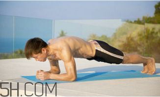 平板支撑多长时间最有效 平板支撑多长时间可以练出腹肌