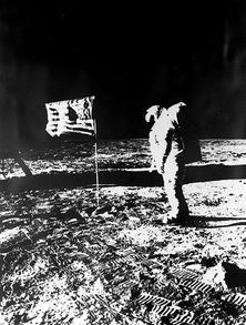 谁是第一个登上月球的人?美国科技还在退步吗? 谁是第一个登上月球的宇航员