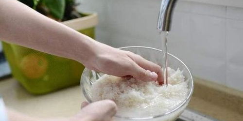 别再用盐水洗水果了,洗不干净 家中常见的东西,赶紧试试