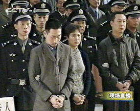 张君犯罪团伙被告人王俊在法庭上等待宣判 