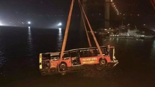 重庆公交车坠河事件 这是万州长江二桥 重庆公交车坠河事件视频