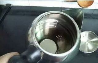 电热水壶里的水垢难清洗 厨房里的 它 就能搞定