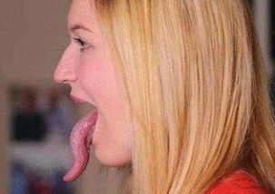 舌头能舔到眼睛 美国18岁女孩开直播, 成了网红