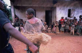非洲男孩割礼后图片,肯尼亚女子割礼图片,肯尼亚男孩割礼是割什么