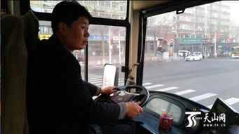 不止给乘客送 月亮牌 棒棒糖 这个公交车驾驶员还有很多 甜