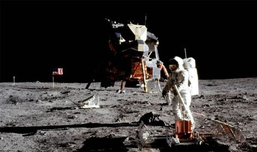 岩士唐登月40年后透露,月球上有外星人吗?