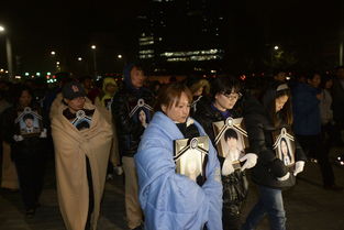 韩沉船遇难者家属总统府请愿 与警察对峙 