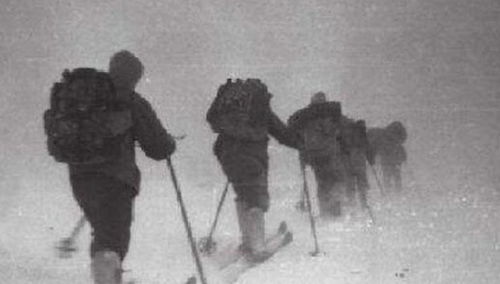 1959年,登山小队在雪山 遇难 而死,死状各异,真相众说纷纭