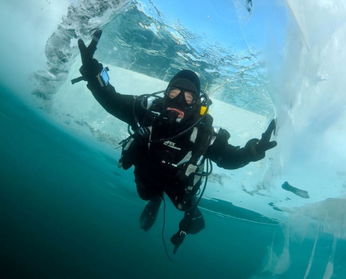 零下20度 潜水员冰窟拍下梦幻照片 