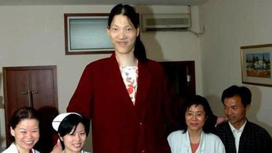 世界十大女巨人 8岁男孩身高近两米 谁是世界上最高的人