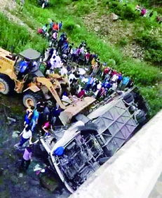 韩国旅游团吉林遇车祸 大巴坠桥致10人死亡 