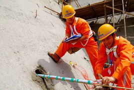 三峡工程三期上游围堰爆破拆除开始装填炸药 