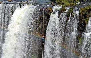 巴西男子走钢丝穿越瀑布恰逢彩虹 