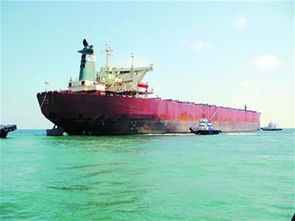 2艘巨无霸级货轮被牵进青岛港 长过世界最大航母 