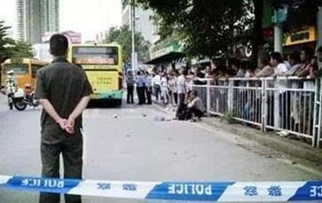 下公交时被卷入车底 深圳初三学生当场身亡 