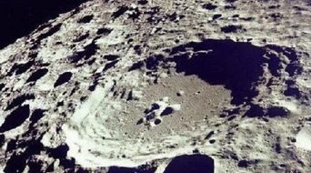 月球背面发现飞碟基地和城市 