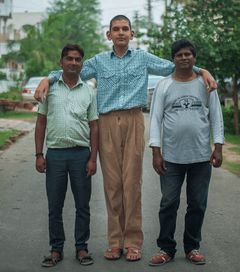 世界上最高的孩子8岁身高2米 印度男孩辛格比大多数成年人都要 世界上最恐怖的孩子