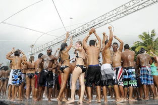 毛里求斯200余人集体沐浴破纪录 