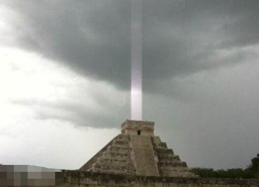 玛雅金字塔的惊人巧合,遗迹上方存在神秘光束 
