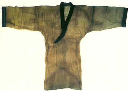 现存最早的古装 古丝织物不易保存