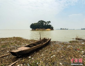 中国最大淡水湖鄱阳湖水位退至警戒线以下 图