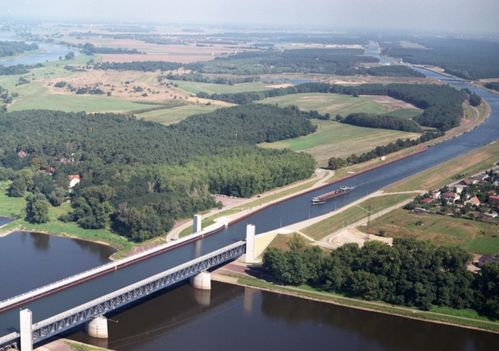 德国一座用水做的桥,历时6年耗资5亿欧元,桥上只走船不走车