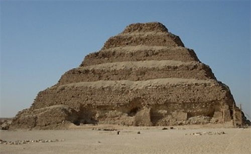 世界第一个金字塔 卓瑟王阶梯式金字塔在公元前2680年左右建造