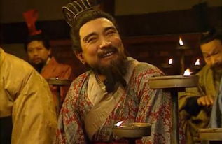 三国第一个全国公认的英雄,当众剑指董卓却免一死 