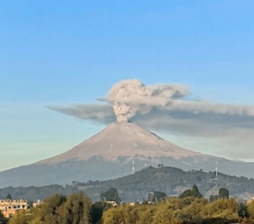 诡异 墨西哥火山喷发,烟雾弥漫形如骷髅头
