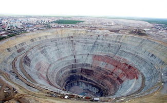 全球最大的钻石矿直径等于400层楼,和平钻石矿吞噬直升机过程图