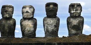智利复活节岛上的巨型石像 