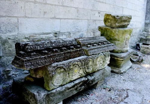 欧洲小镇有一口石棺,里面装有圣水,几百年也没有干涸