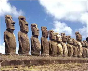 几尊矗立在智利复活岛上的巨人石像最引人注目