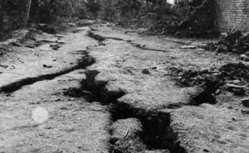 河北老照片 1976年唐山大地震后军民抗震救灾的情景