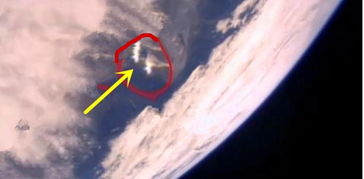 地球上真的潜伏有外星人 NASA卫星频繁拍到巨大UFO飞离地球