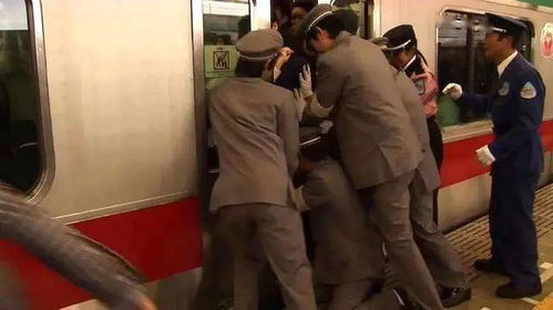 日本地铁有人只杀但是尸体却没发现日本发生了一起奇怪的地铁事件