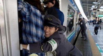 日本的地铁,挤着挤着,挤出新的职业 地铁推手