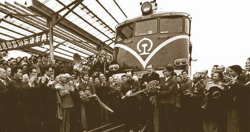 93年广九铁路广告奇异事件,只有七个人的广告却多出了两个人